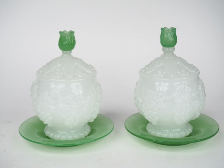 BACCARAT. Paire de pots couverts Napoléon III et leur présentoir en op