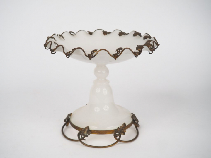 Coupe sur piédouche Napoléon III en opaline blanche, monture en laiton
