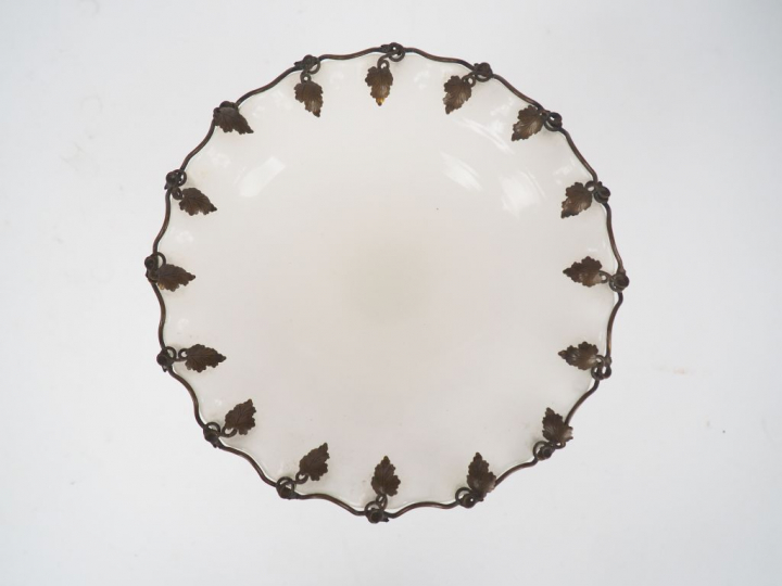 Coupe sur piédouche Napoléon III en opaline blanche, monture en laiton