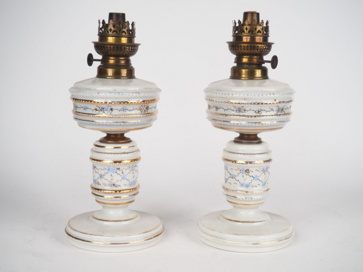 Paire de lampes Napoléon III en opaline blanche à décor de fleurettes 