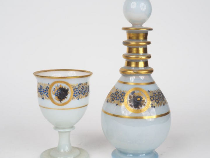 Flacon et verre Restauration en opaline blanche à décor en bleu et dor