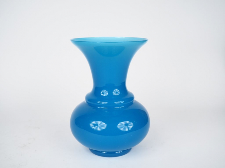 Vase Napoléon III en opaline bleue. H.24 cm.