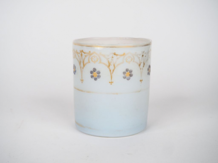 Verre Restauration en opaline blanche décor doré et bleu. H. 8 cm.