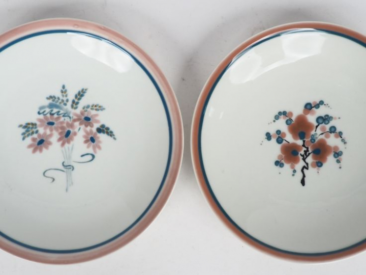 THARAUD. Paire d'asiettes en porcelaine à décor de branchages fleuris.