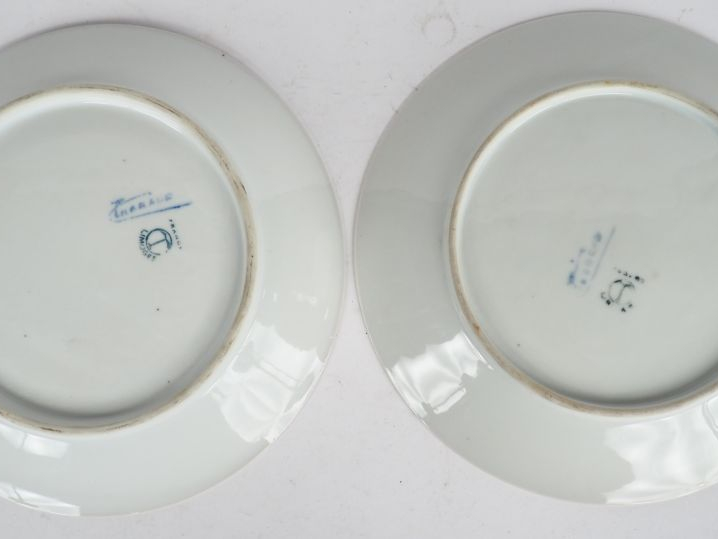 THARAUD. Paire d'asiettes en porcelaine à décor de branchages fleuris.
