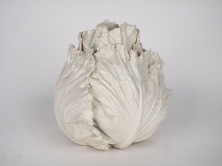 Vase en porcelaine blanche en forme de chou. H. 15 cm.