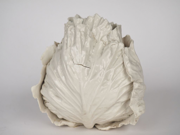 Vase en porcelaine blanche en forme de chou. H. 15 cm.