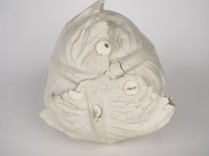 Vase en porcelaine blanche en forme de chou. H. 15 cm.