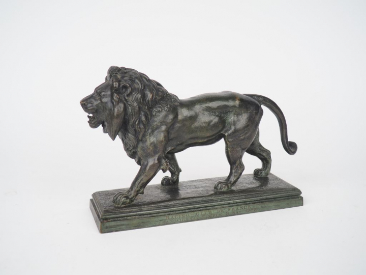 BARYE. "Lion marchant". Sculpture en bronze XIXème, à patine verte, si
