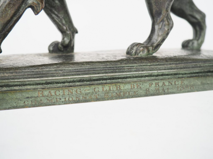 BARYE. "Lion marchant". Sculpture en bronze XIXème, à patine verte, si
