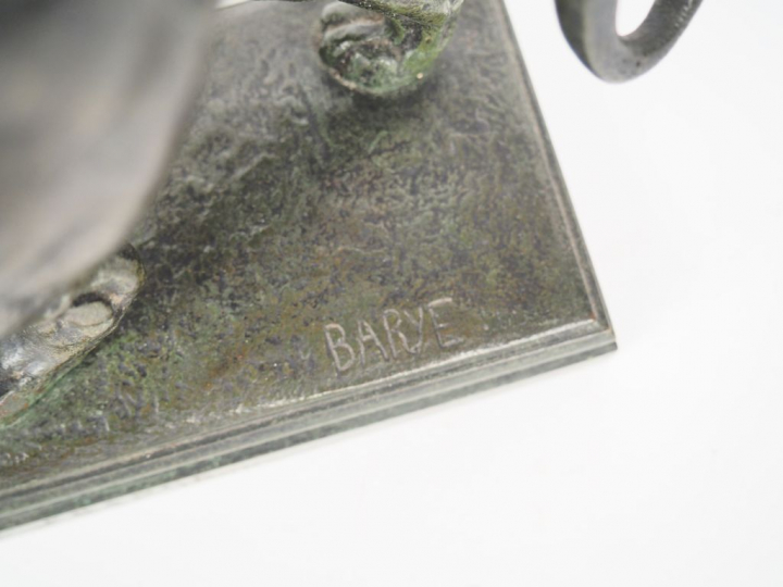 BARYE. "Lion marchant". Sculpture en bronze XIXème, à patine verte, si