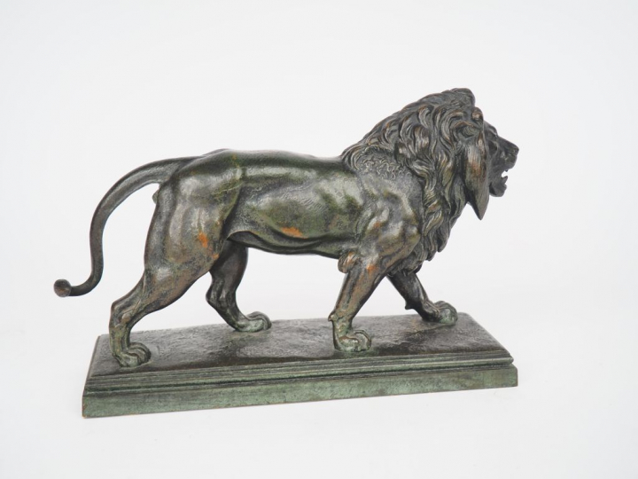 BARYE. "Lion marchant". Sculpture en bronze XIXème, à patine verte, si