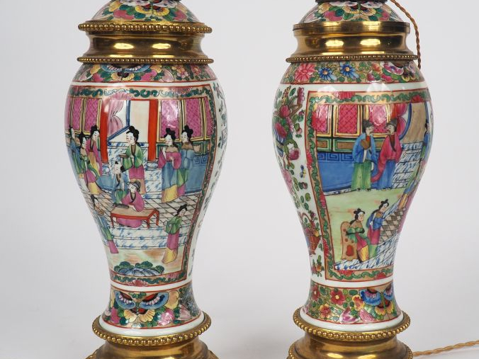 Canton, XIXe siècle,  Paire de lampes à pétrole en porcelaine de Canto