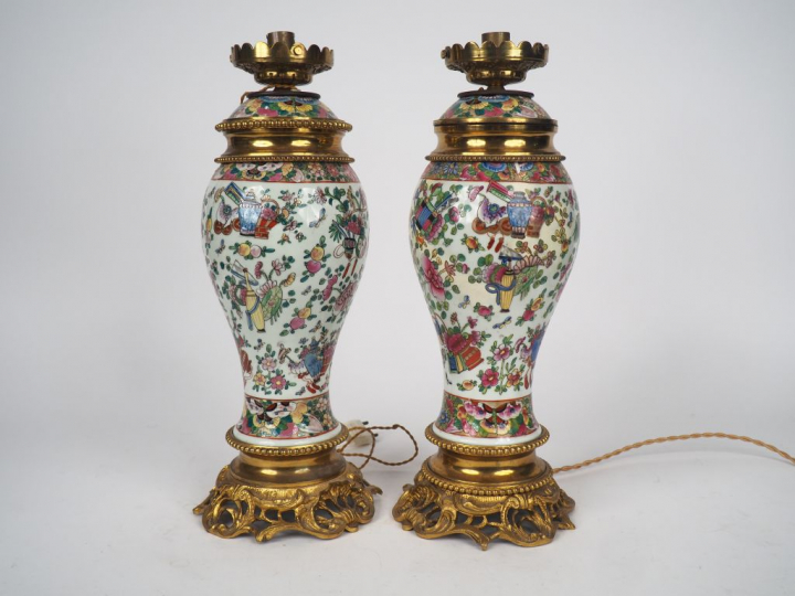 Canton, XIXe siècle,  Paire de lampes à pétrole en porcelaine de Canto