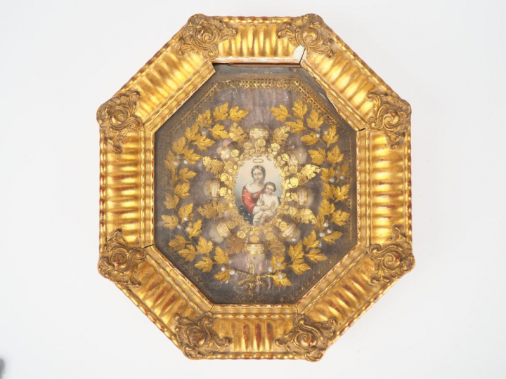 Reliquaire XIXème en paperolle, comprenant huit reliques de saints et 