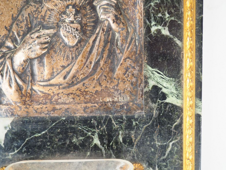 Bénitier fin XIXème en marbre, verre et bronze orné d'une plaque repré