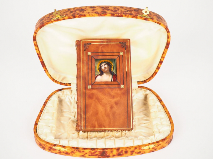 Missel début Xxème orné d'une miniature en émail représentant le Chris