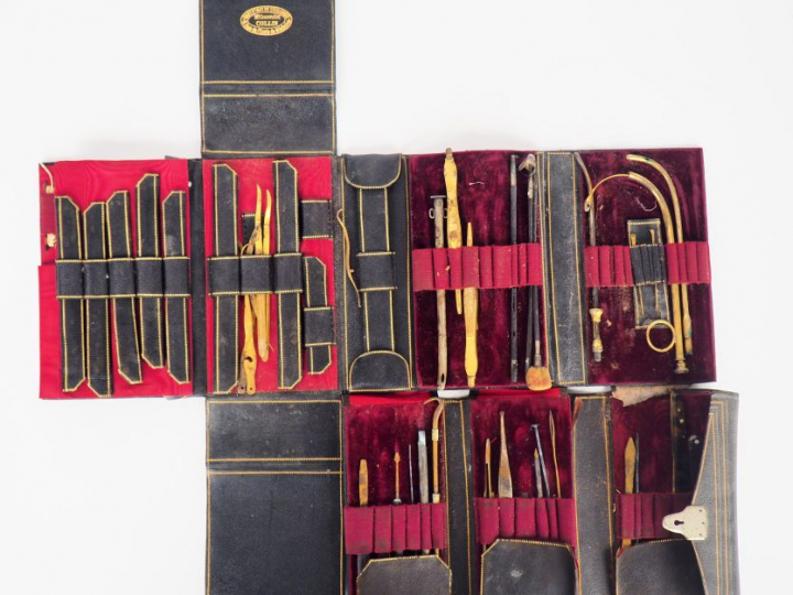 Maison CHARRIERE COLLIN. Nécessaire de chirugie dans deux étuis en cui