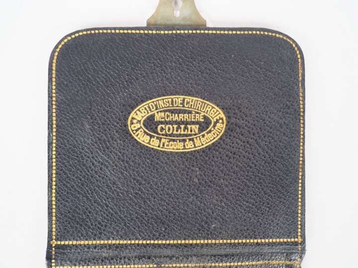 Maison CHARRIERE COLLIN. Nécessaire de chirugie dans deux étuis en cui