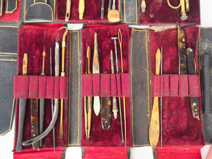 Maison CHARRIERE COLLIN. Nécessaire de chirugie dans deux étuis en cui