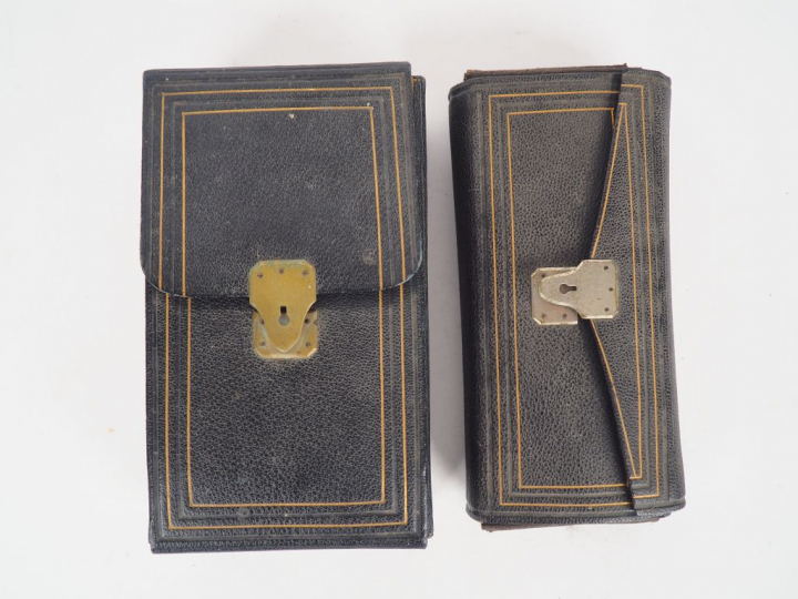 Maison CHARRIERE COLLIN. Nécessaire de chirugie dans deux étuis en cui