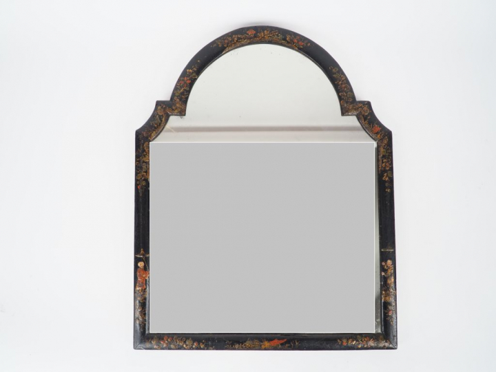 Miroir de style Louis XIV en bois noirci, décor aux chinois. Dim. 59 x
