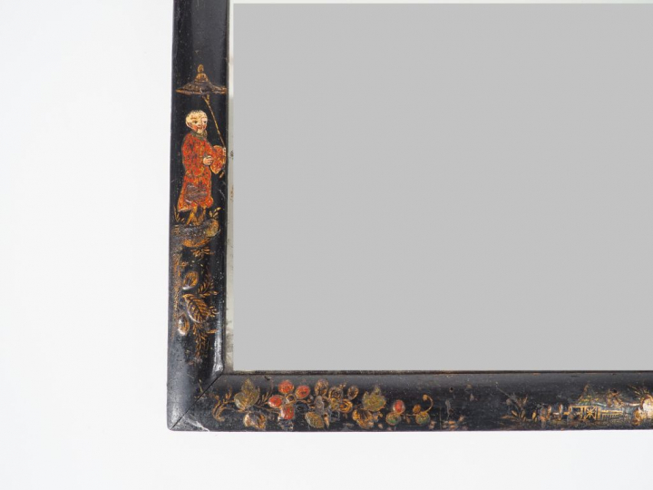 Miroir de style Louis XIV en bois noirci, décor aux chinois. Dim. 59 x