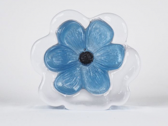 Vente aux enchères DAUM France. Sujet en cristal polychrome "Fleur". Signé. Dim. 13,5 x 1
