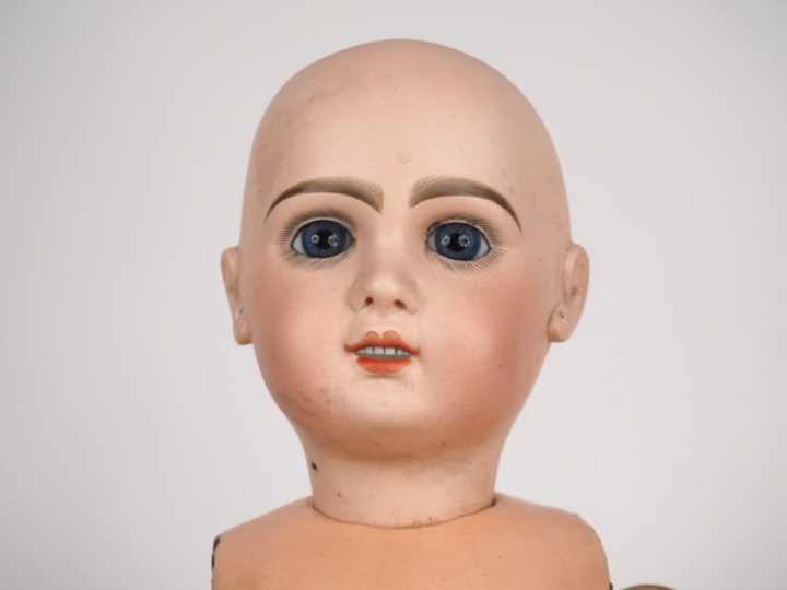Poupée JUMEAU. Bouche ouverte, yeux fixes bleu, marque 12 à l'arrière 