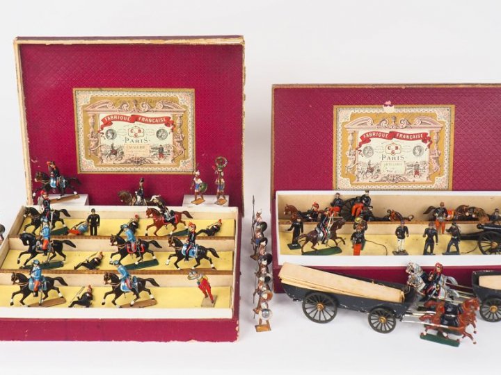 Dans deux boites CBG un fort lot de figurines CBG pour la plupart : do