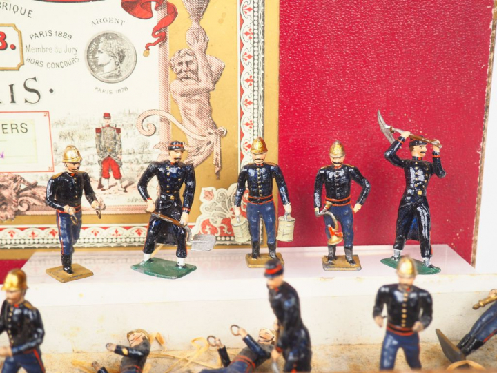 CBG PARIS Circa fin XIXème coffret réf 358/4 Pompiers contenant 22 sol