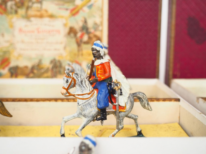 Lot comprenant boite maison LUCOTTE : SPAHIS contenant 5 cavaliers à c