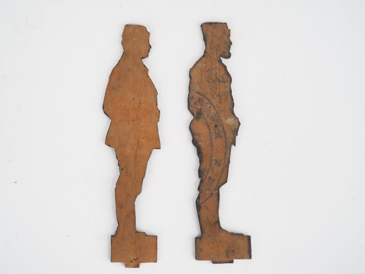 Lot de deux soldats de la guerre 1914, découpés et peint sur bois. H. 