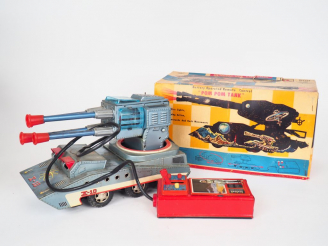 Vente aux enchères ROSKO Toy : POM POM TANK avec sa télécommande à pile filoguidée en trè