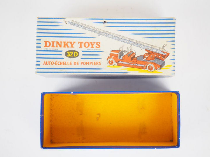Auto échelle pompier référence 32D état d'usage boîte avec accroc.