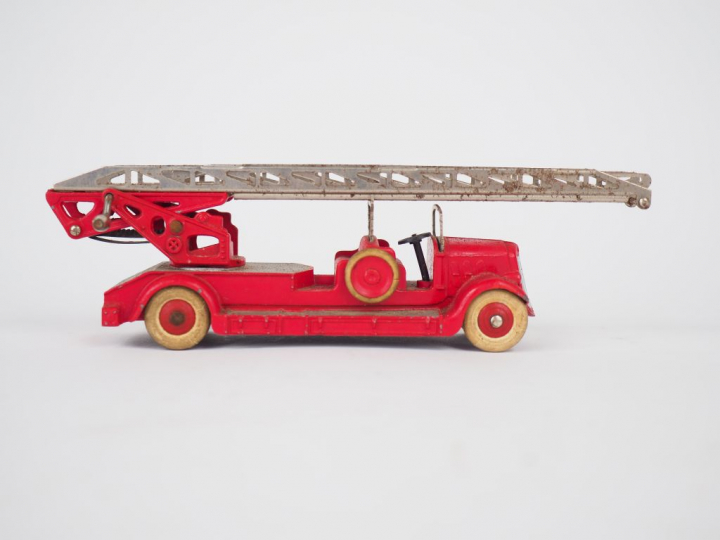 Auto échelle pompier référence 32D état d'usage boîte avec accroc.