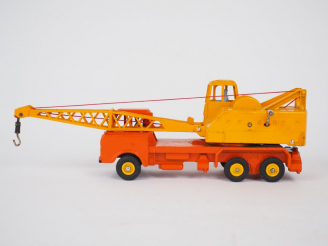 Vente aux enchères Camion grue référence 972 bel état d'usage avec boîte.