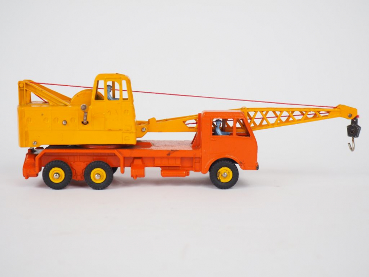 Camion grue référence 972 bel état d'usage avec boîte.