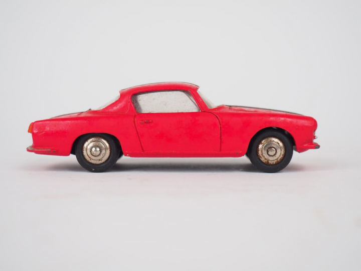 Alfa Roméo 1900 références 24J super sprint roues avec rouille boîte m