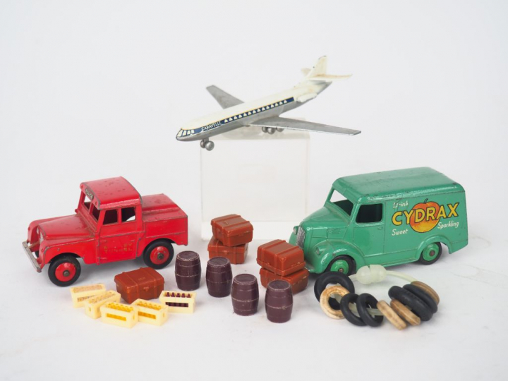 Lot comprenant :  - 2 miniatures DINKY TOYS au 1/43° anglaise  - Troja