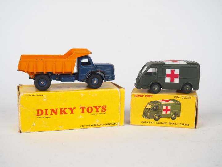Lot de 2 miniatures DINKY TOYS au 1/43° dont :  - 34A Berliet benne ca