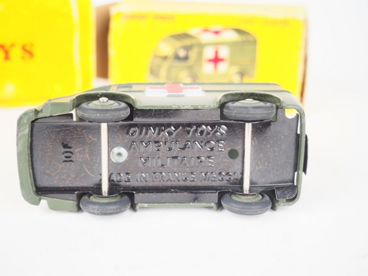 Lot de 2 miniatures DINKY TOYS au 1/43° dont :  - 34A Berliet benne ca