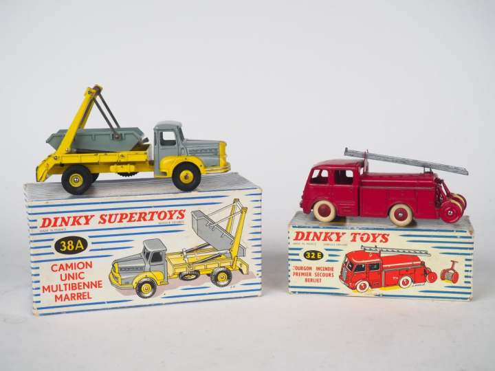 Lot de 2 miniatures DINKY TOYS au 1/43° dont :  - 38A Camion Unic mult