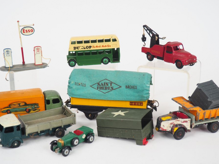 Lot comprenant miniatures au 1/43° Dinky toys dont : Dinky Service, po