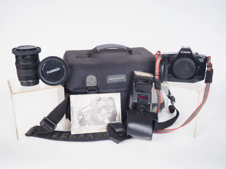 CANON EOS 650 avec objectifs et accessoires dans une sacoche : CANON E