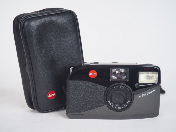 LEICA. Appareil mini zoom avec objectif VARIO-ELMAR 35-70 et sa housse
