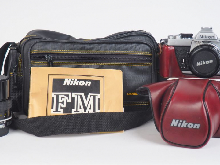 NIKON FM avec objectifs : NIKKOR 1 : 1.8/50 mm n°3262449  NIKKOR 1 : 2