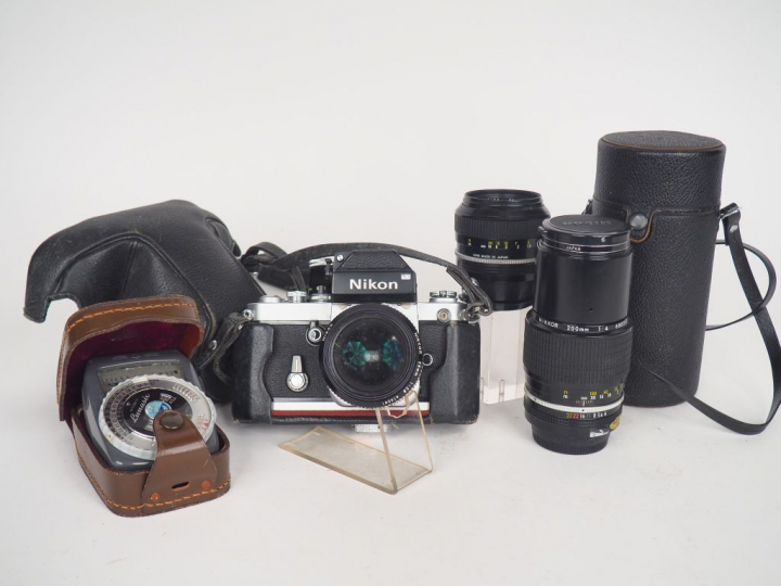 NIKON F2 n° 7672581 avec objectifs et accessoires : NIKKOR 1 : 2.8/f=2