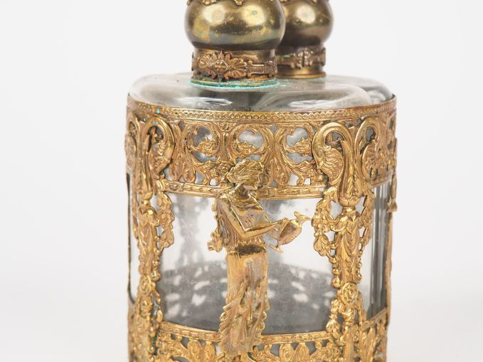 Cave à odeurs 1900 composée de deux flacons en verre et laiton, montur