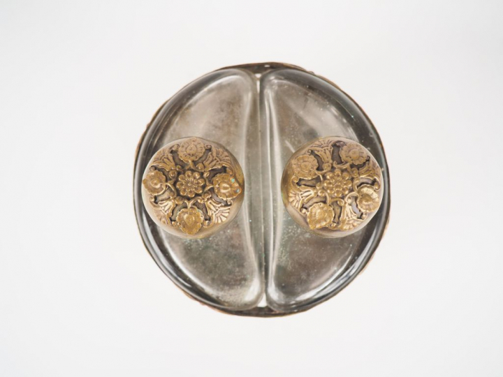 Cave à odeurs 1900 composée de deux flacons en verre et laiton, montur